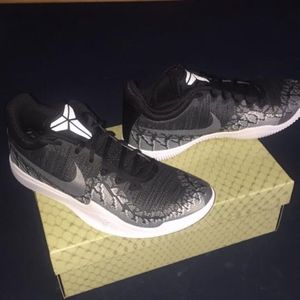 NEVER WORN NIKE BASKETBALL SHOES